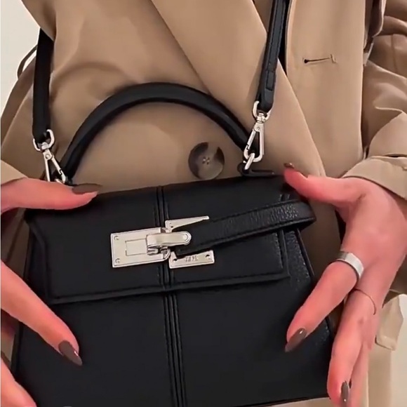 New Genuine Premium Leather Women's Bag, Niche Design Handbag with FREE twilly.. - Picture 8 of 9